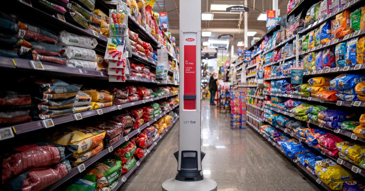 AI robots are roaming L.A. grocery store aisles. Shoppers and workers are worried