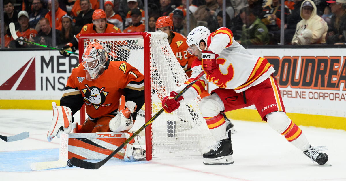 Ducks toppled by the winless Flames