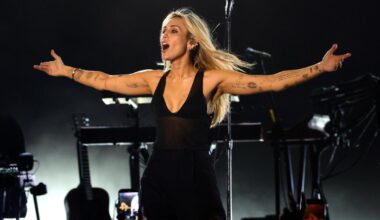Miley Cyrus makes a comeback of sorts at the Hollywood Bowl