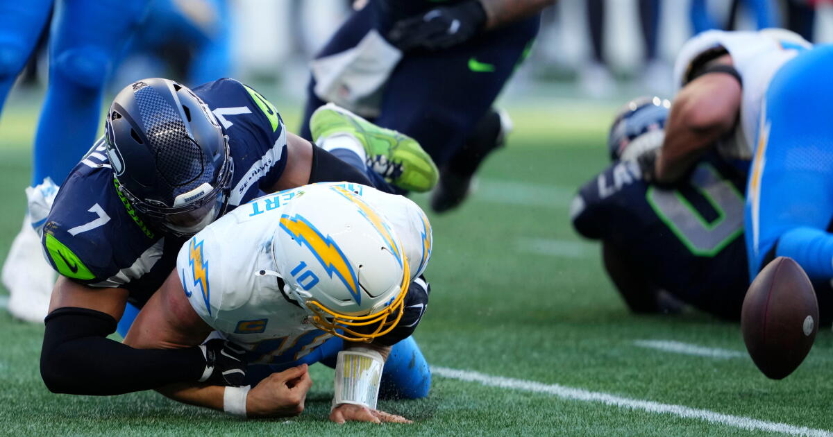 Jim Harbaugh backs Mike McDaniel after Chargers fall to 0-4