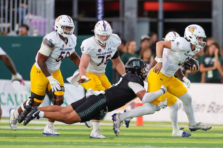 MARCO GARCIA / IMAGN IMAGES
Hawaii linebacker Wynden Hoohuli brings down San Jose State quarterback Luke Weaver at the Clarence T.C. Ching Athletics Complex.