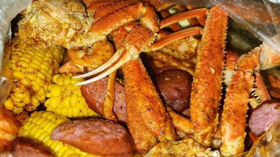 Why was Rocking Crab Seafood and Bar temporarily closed with 20 Violations in Pinellas County, FL?