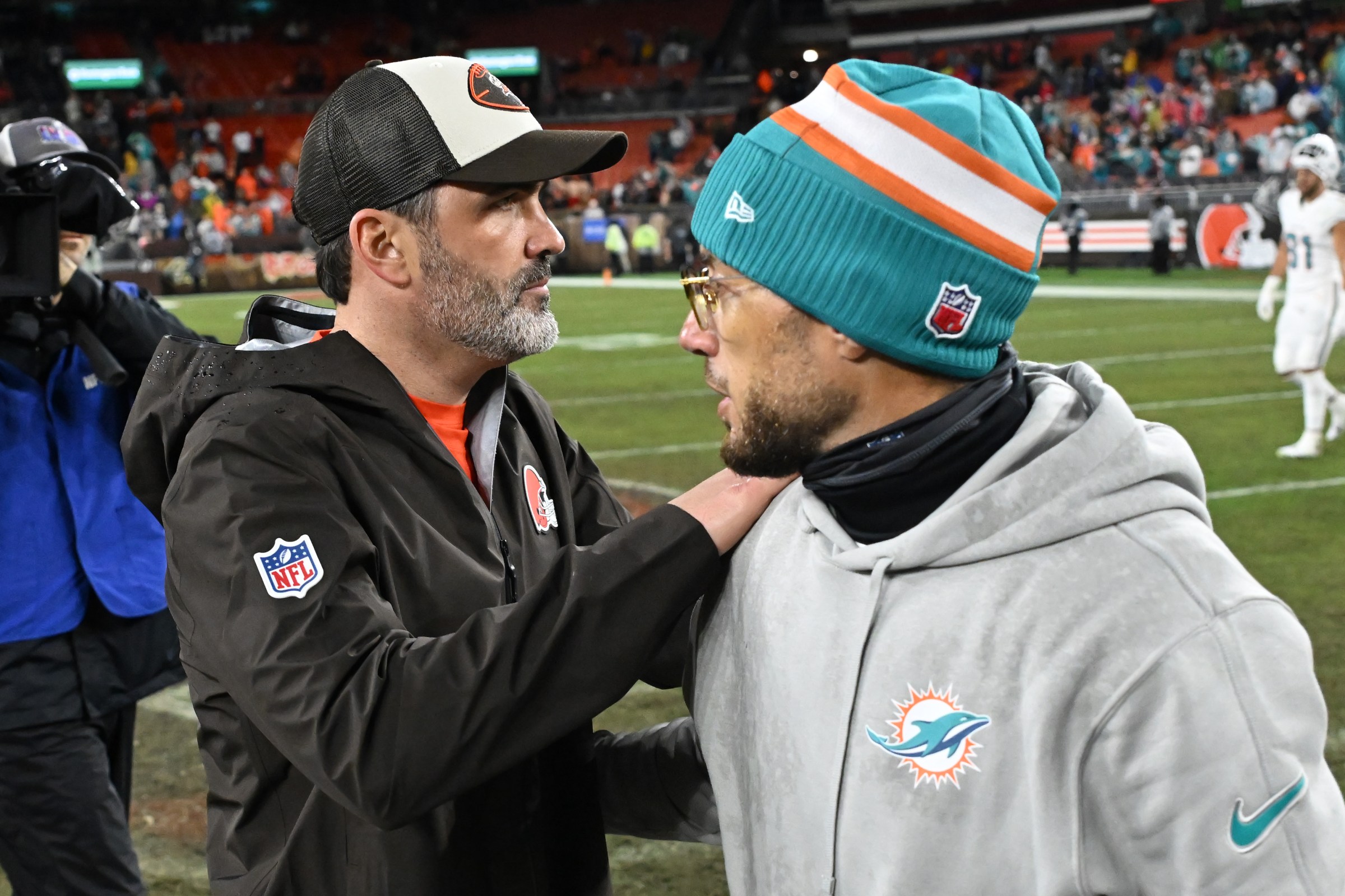CLEVELAND, OHIO - DECEMBER 29: Head coach Kevin Stefanski of the Cleveland Browns and head coach Mike McDaniel of the Miami Dolphins embrace after the game at Huntington Bank Field on December 29, 2024 in Cleveland, Ohio. (Photo by Nick Cammett/Getty Images)