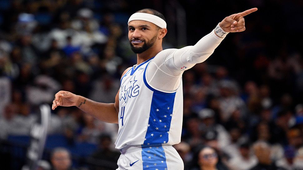 Orlando Magic guard Jalen Suggs reacts after a play against the Los Angeles Clippers during the first half of an NBA basketball game, Thursday, Nov. 20, 2025, in Orlando, Fla. (AP Photo/Phelan M. Ebenhack)