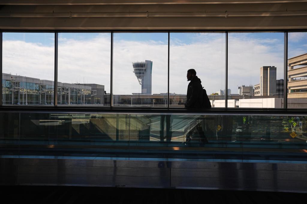Shutdown flight cuts at 40 of busiest US airports will be phased in