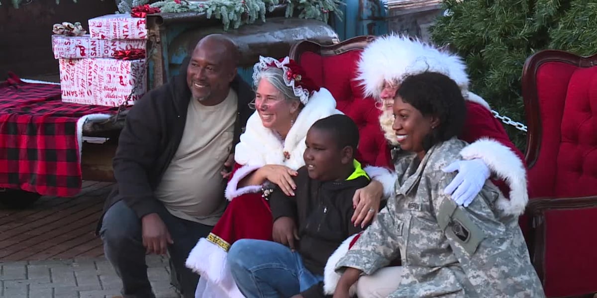 Stuart kicks off holiday season with annual Christmas tree lighting