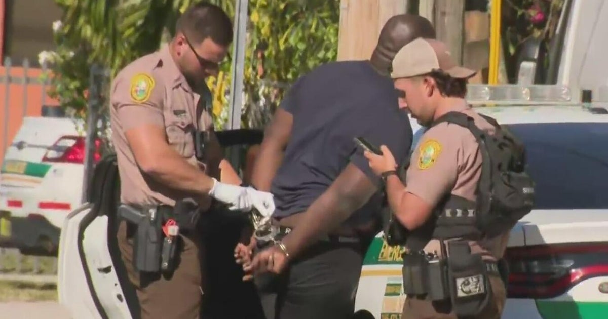 Man arrested after fleeing traffic stop, crashing into home, Miami-Dade Sheriff's Office says