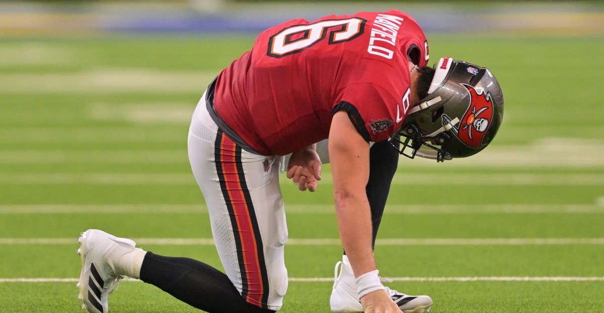 Bucs QB Baker Mayfield leaves game against Rams with shoulder injury