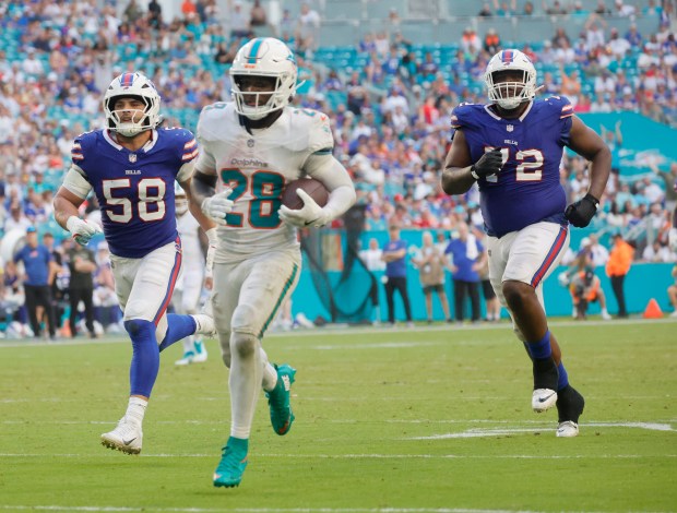 Miami Dolphins running back De'Von Achane runs in a touchdown Sunday, Nov. 9, 2025, at Hard Rock Stadium in Miami Gardens. (Joe Cavaretta/South Florida Sun Sentinel)