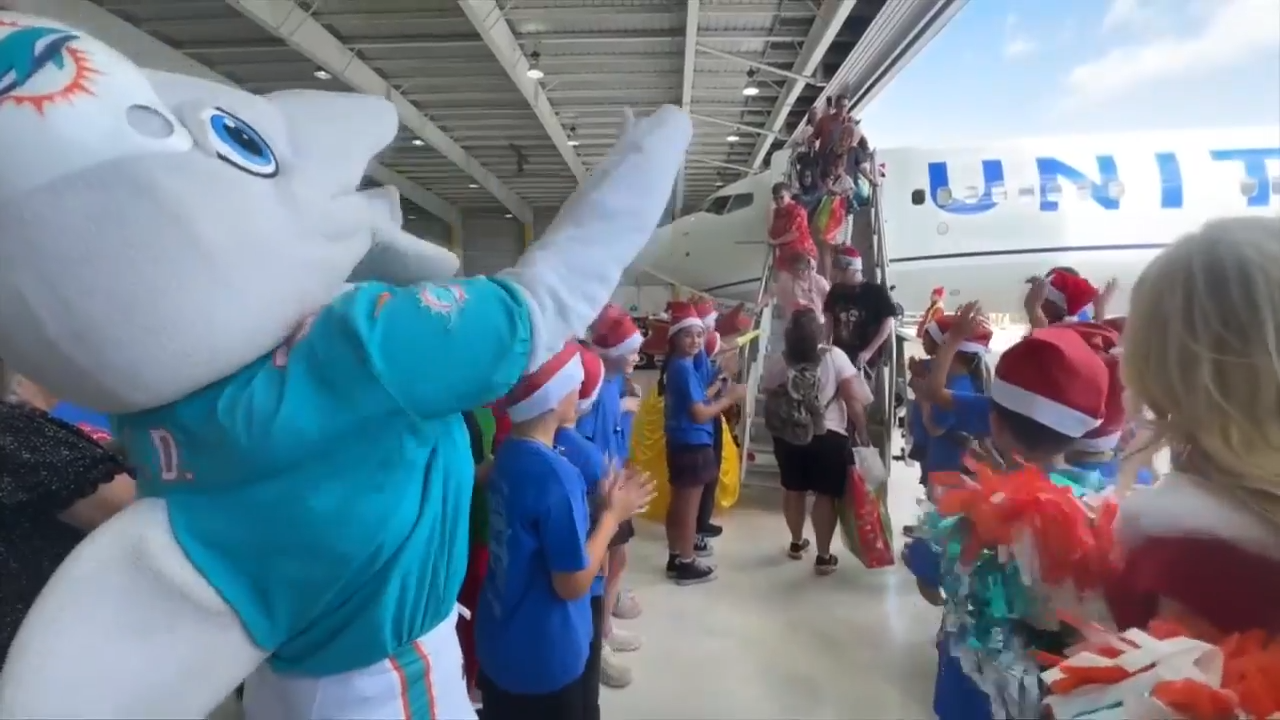 Families, patients at Joe DiMaggio’s Children’s Hospital board flight to see Santa in North Pole - WSVN 7News | Miami News, Weather, Sports