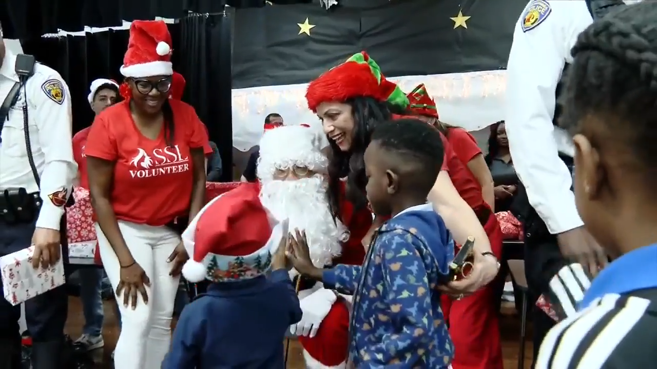 Suits, Stilettos and Lipstick Foundation teams up with Santa to gift toys for kids in Fort Lauderdale - WSVN 7News | Miami News, Weather, Sports