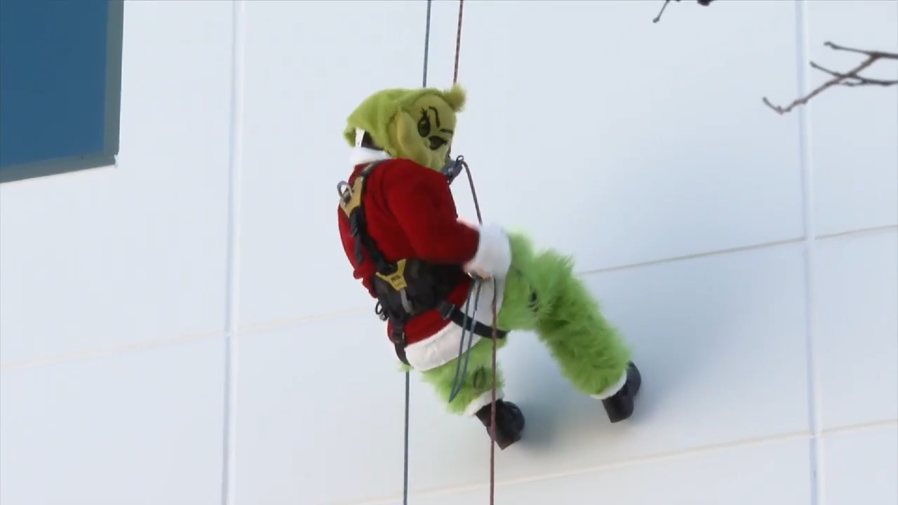 Firefighters perform ‘Operation Holiday Cheer’ for patients at Broward Health Medical Center - WSVN 7News | Miami News, Weather, Sports