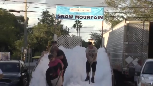 Families flock to Christmas on Las Olas for annual event that brings holiday fun - WSVN 7News | Miami News, Weather, Sports