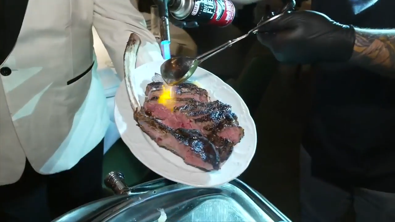 A Broward steakhouse gives mouthwatering meals to its patrons alongside entertainment and drinks - WSVN 7News | Miami News, Weather, Sports