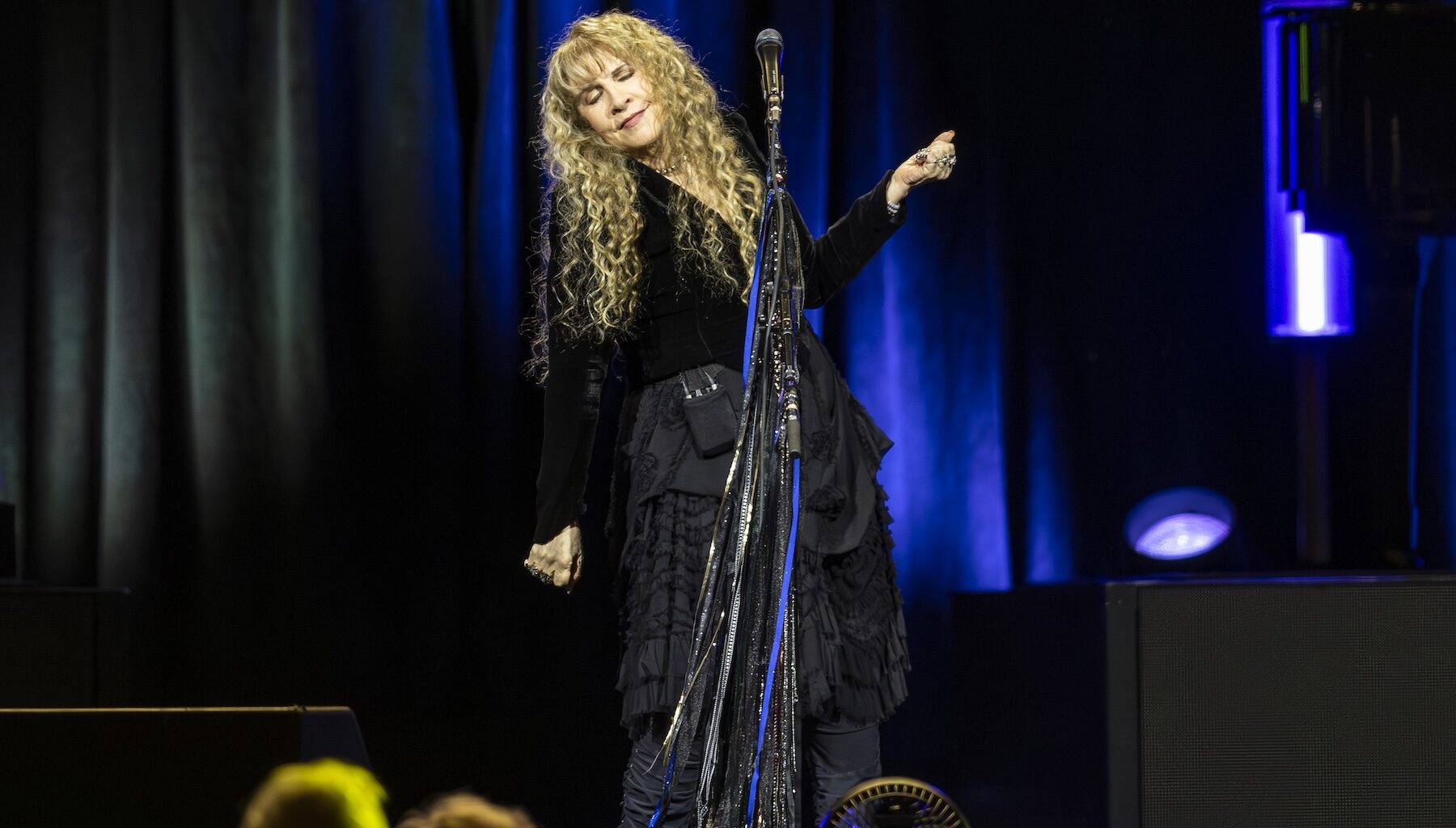 Review: Stevie Nicks covers 15,000 Tampa fans in gold dust