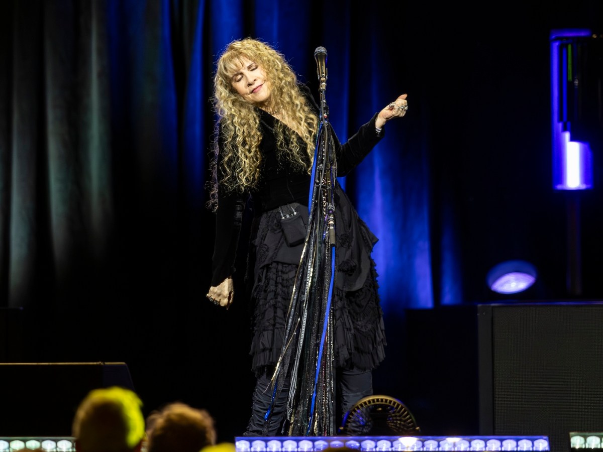 Review: Stevie Nicks covers 15,000 Tampa fans in gold dust