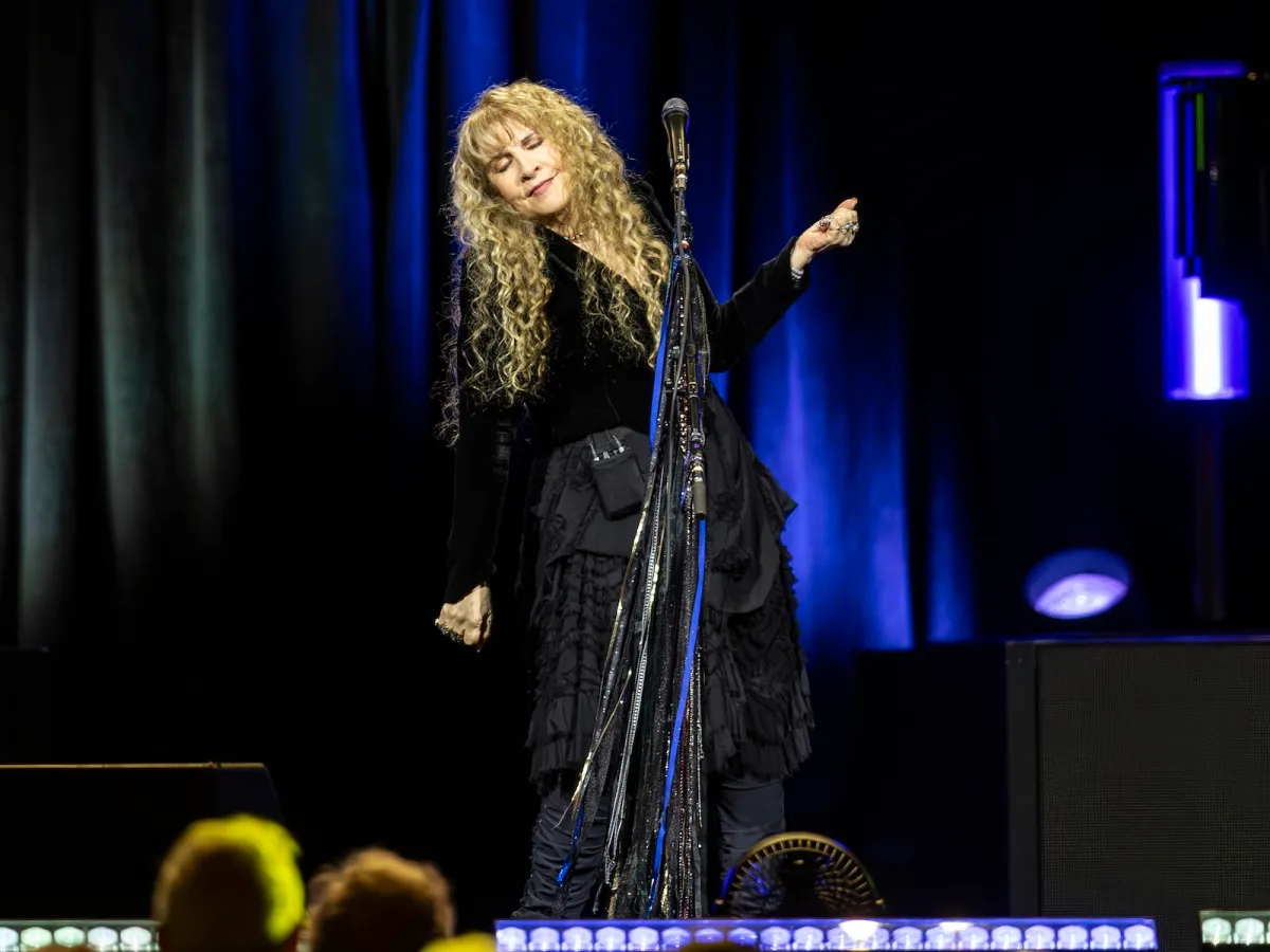 Review: Stevie Nicks covers 15,000 Tampa fans in gold dust