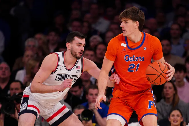 NEW YORK, NEW YORK - DECEMBER 09: Alex Condon #21 of the Florida Gators looks for an opening against Alex Karaban #11 of the UConn Huskies in the first half at Madison Square Garden on December 09, 2025 in New York City. (Photo by Evan Bernstein/Getty Images)