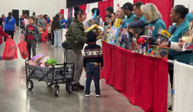 Thousands of kids smile big at 26th Children’s Christmas Party of Jacksonville