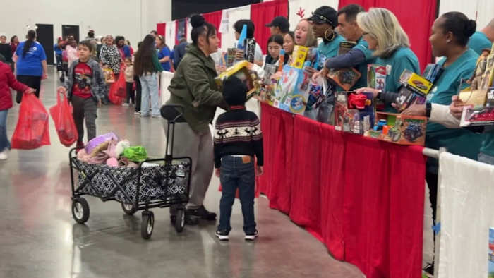 Thousands of kids smile big at 26th Children’s Christmas Party of Jacksonville