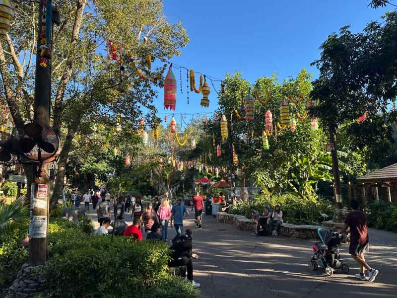 The best of this year’s theme park holiday celebrations, and a few lumps of coal to avoid