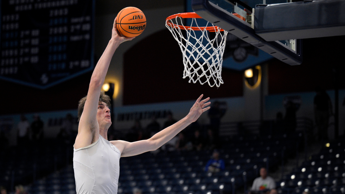 Olivier Rioux, Florida's 7-foot-9 center, makes college basketball history with slam