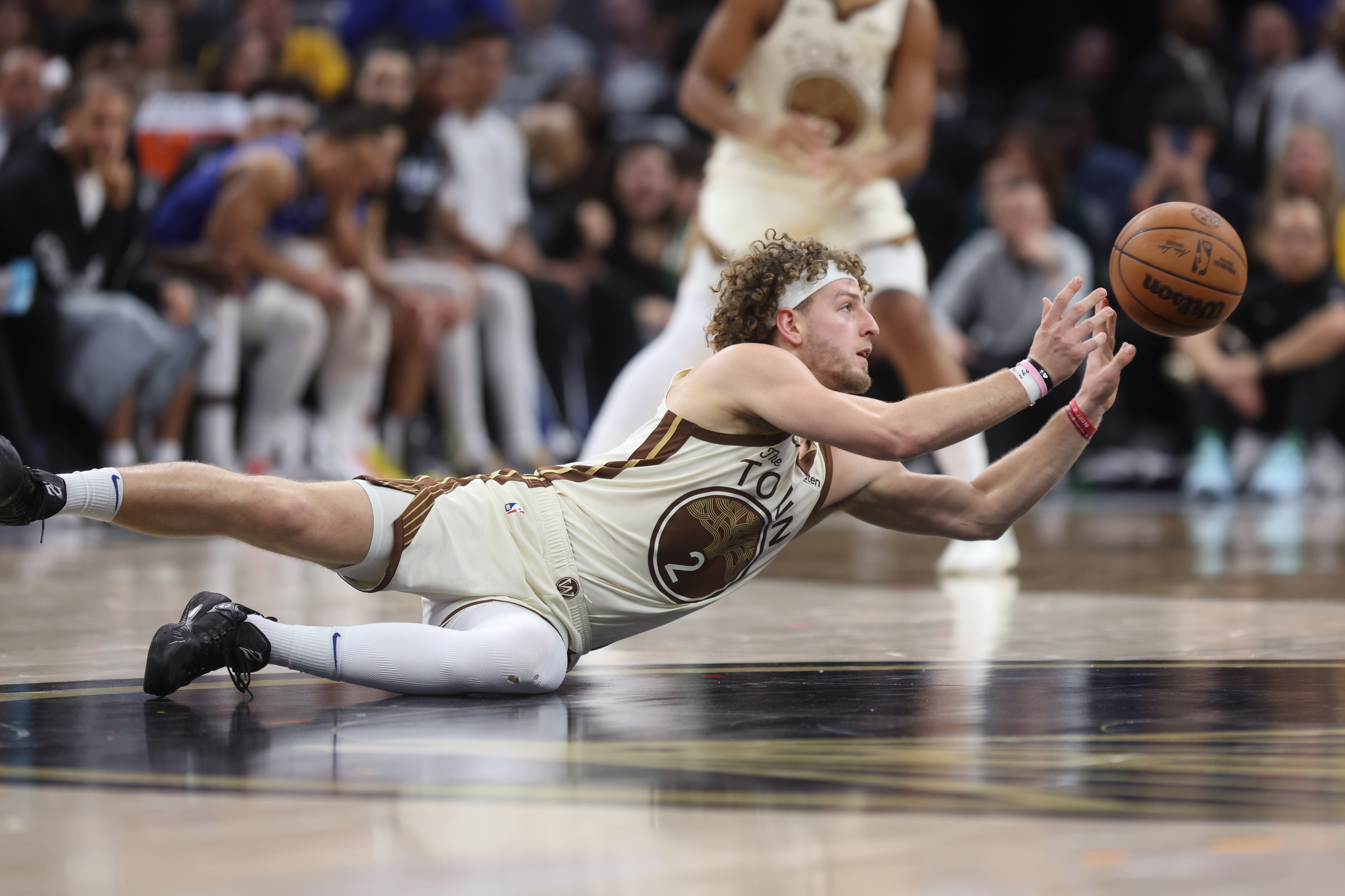 Golden State Warriors’ Brandin Podziemski #2 passes from the floor...
