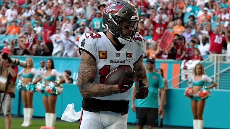 Tampa Bay Buccaneers wide receiver Mike Evans (13) makes a...