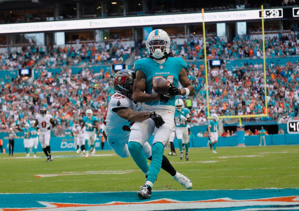 Dolphins win behind Quinn Ewers' 2 TDs, defensive takeaways