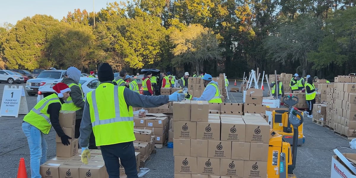 More than 1,000 families get free groceries just before the holidays