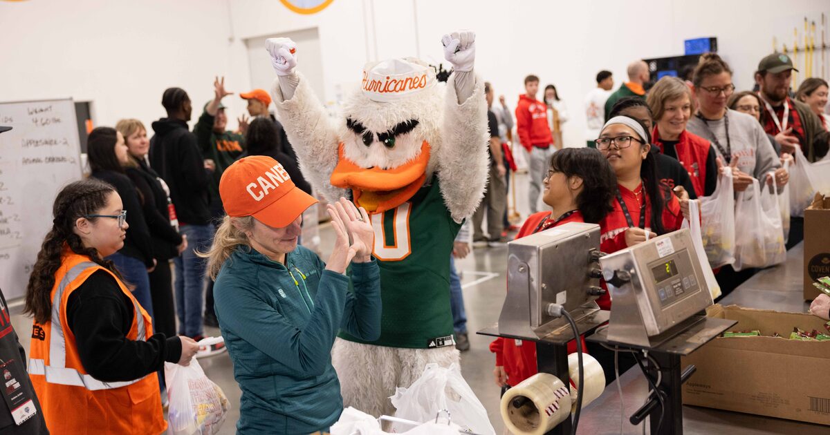 Cotton Bowl rivals, Ohio State and Miami, team up to help hungry North Texans