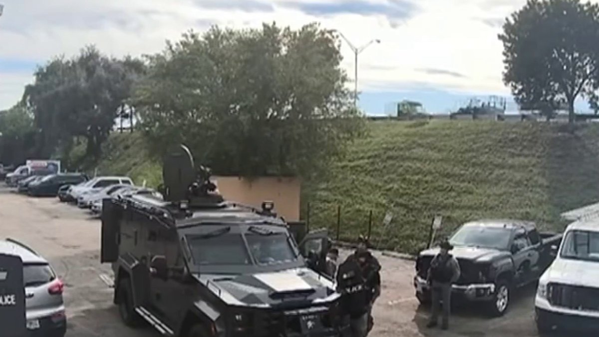 Man barricaded in Hialeah, SWAT responds after police tried to serve warrant – NBC 6 South Florida