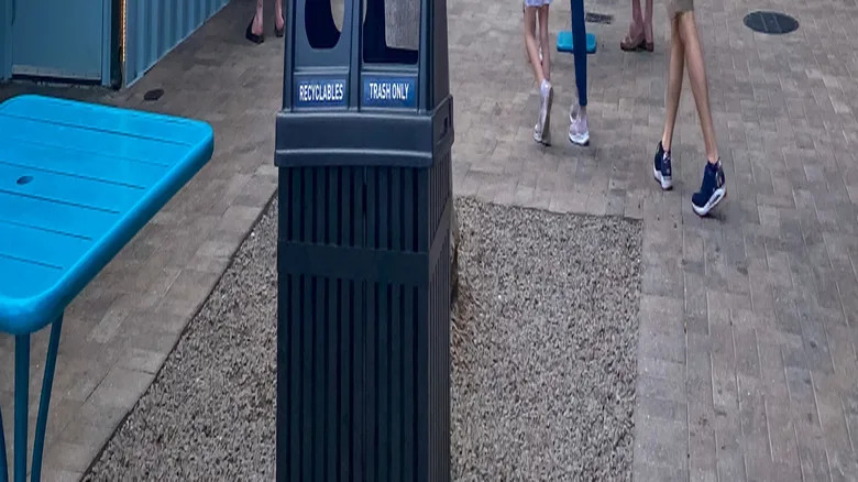 People walking to Jeni's Ice Cream at Sparkman Wharf