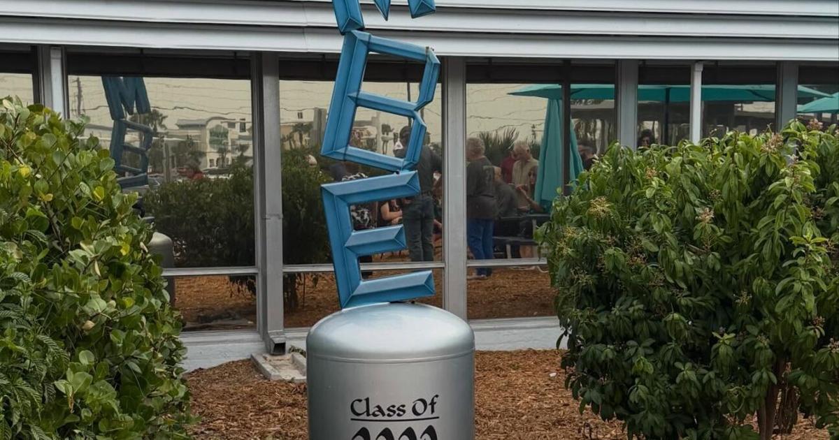 Class of 2000 opens 25-year time capsule | Beaches