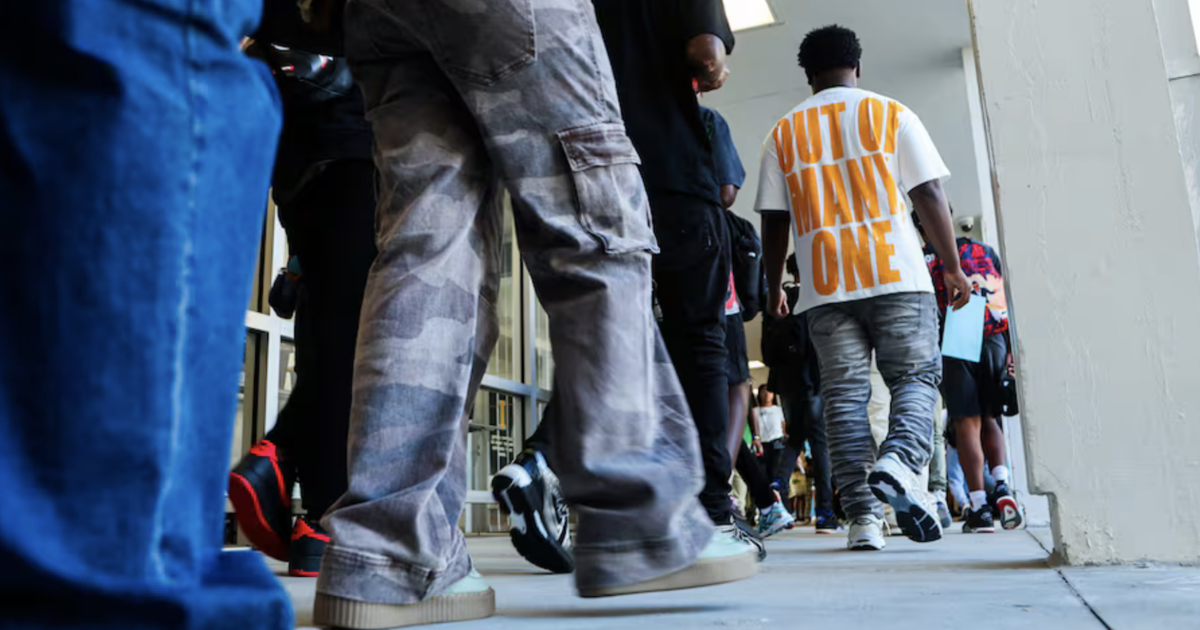 Pinellas schools to tighten volunteer background checks, for a fee | Pinellas County