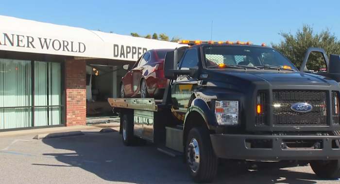 Car crashes into dental office in Winter Park