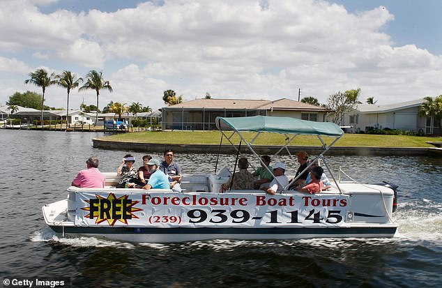 A 'foreclosure boat tour' looks at houses that have gone under in Cape Coral