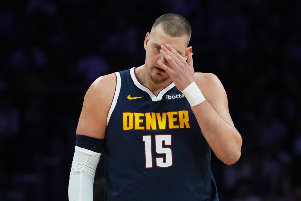 Nikola Jokic (15), de los Nuggets de Denver, camina en la duela durante la primera mitad del juego de baloncesto de la NBA contra el Heat de Miami, el lunes 29 de diciembre de 2025, en Miami. (AP Foto/Lynne Sladky)