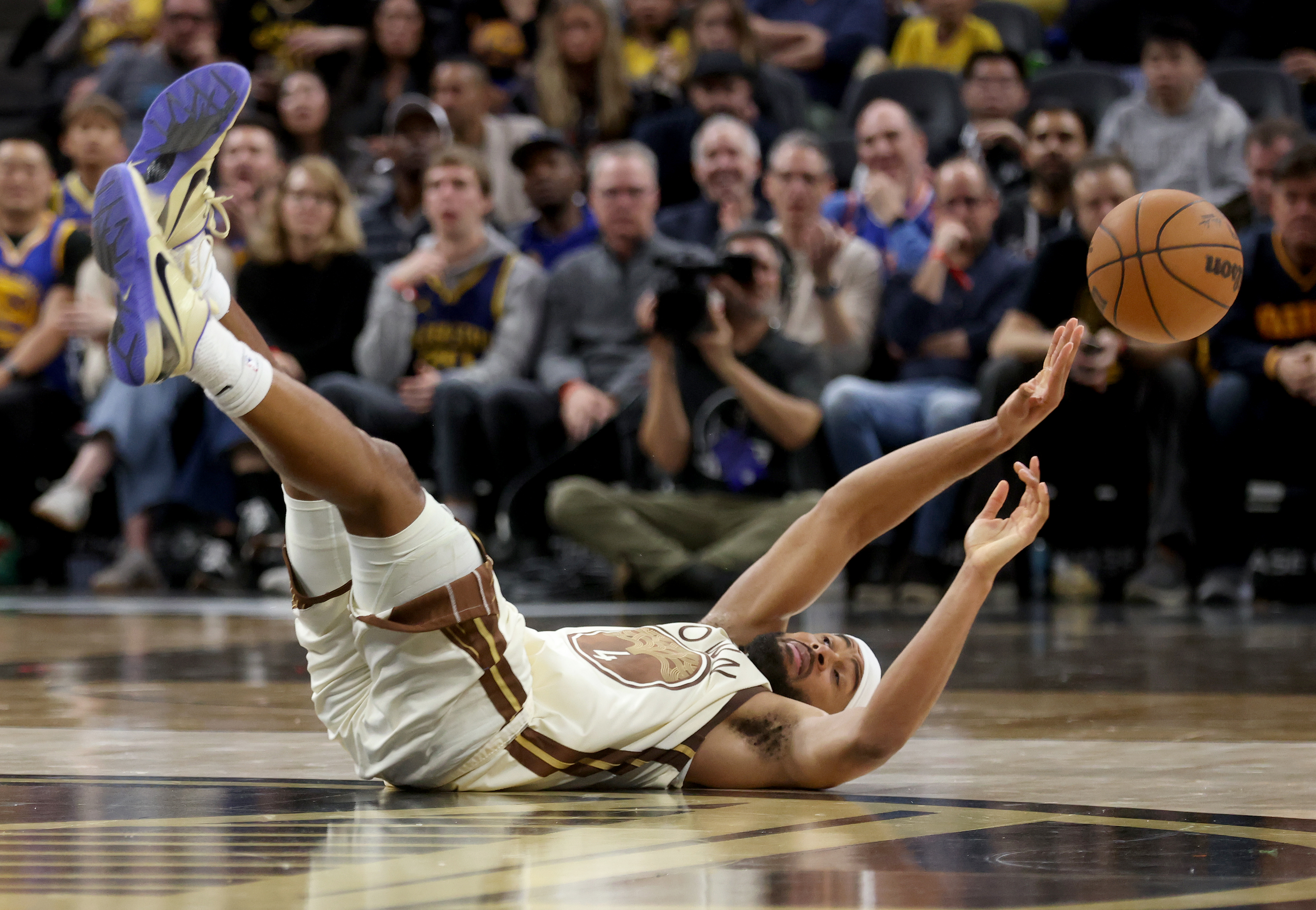 Golden State Warriors’ Moses Moody #4 passes from the floor...