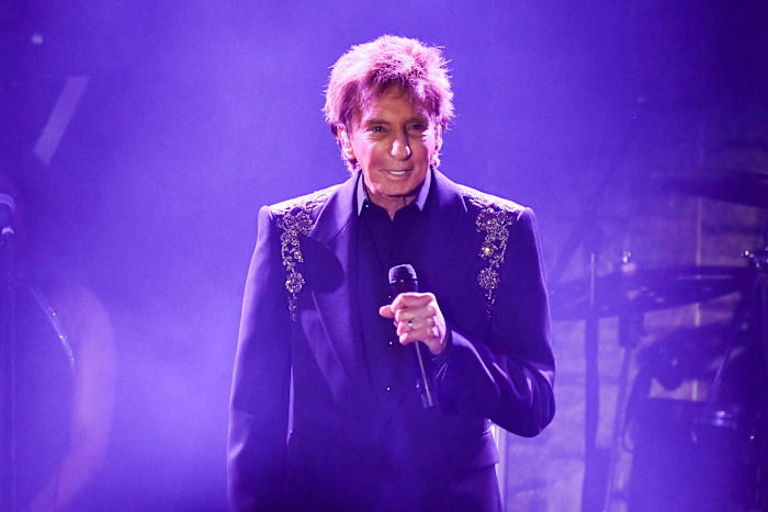 Barry Manilow to have surgery for early-stage lung cancer, pushes Orlando concert to March 13