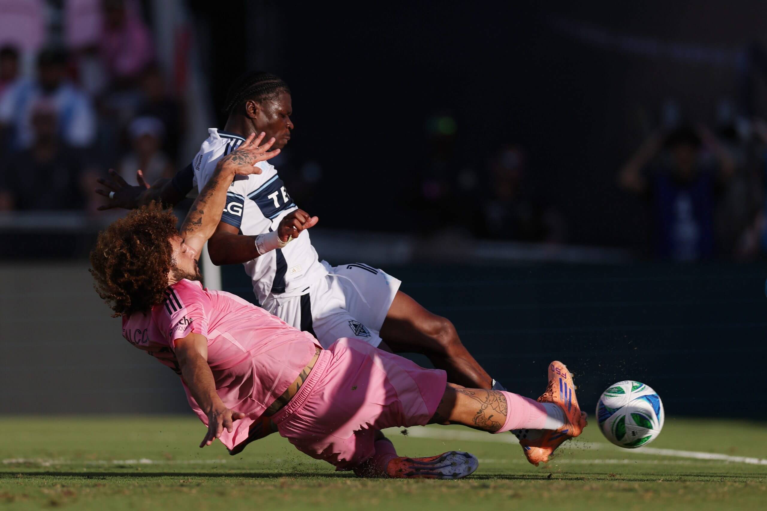 Emmanuel Sabbi shoots on goal in MLS Cup