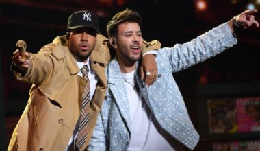 Photo of Romeo Santos and Prince Royce on stage pointing at the crowd.