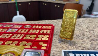 Gold bar shown off at Largo's Silver Queen (Spectrum News/Andy Cole)