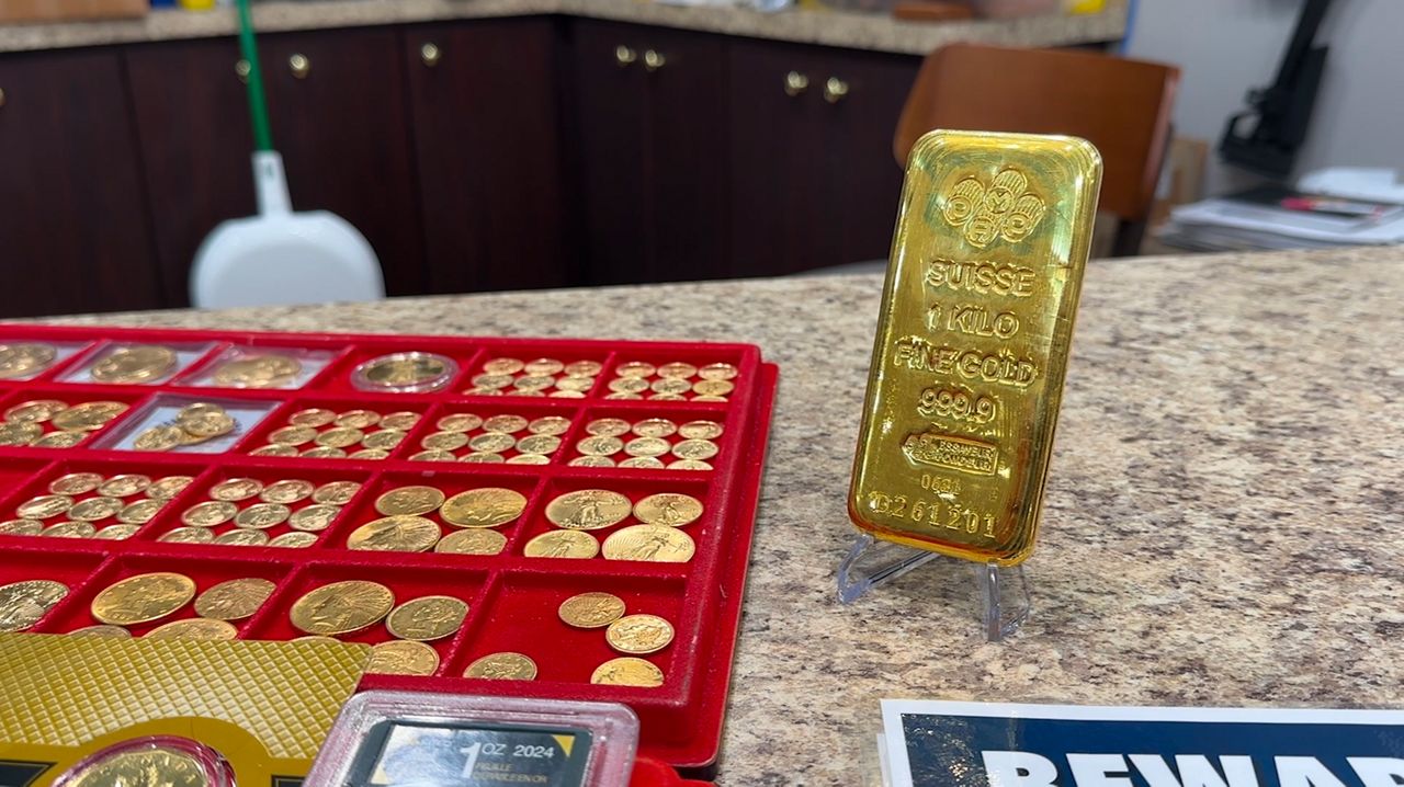 Gold bar shown off at Largo's Silver Queen (Spectrum News/Andy Cole)