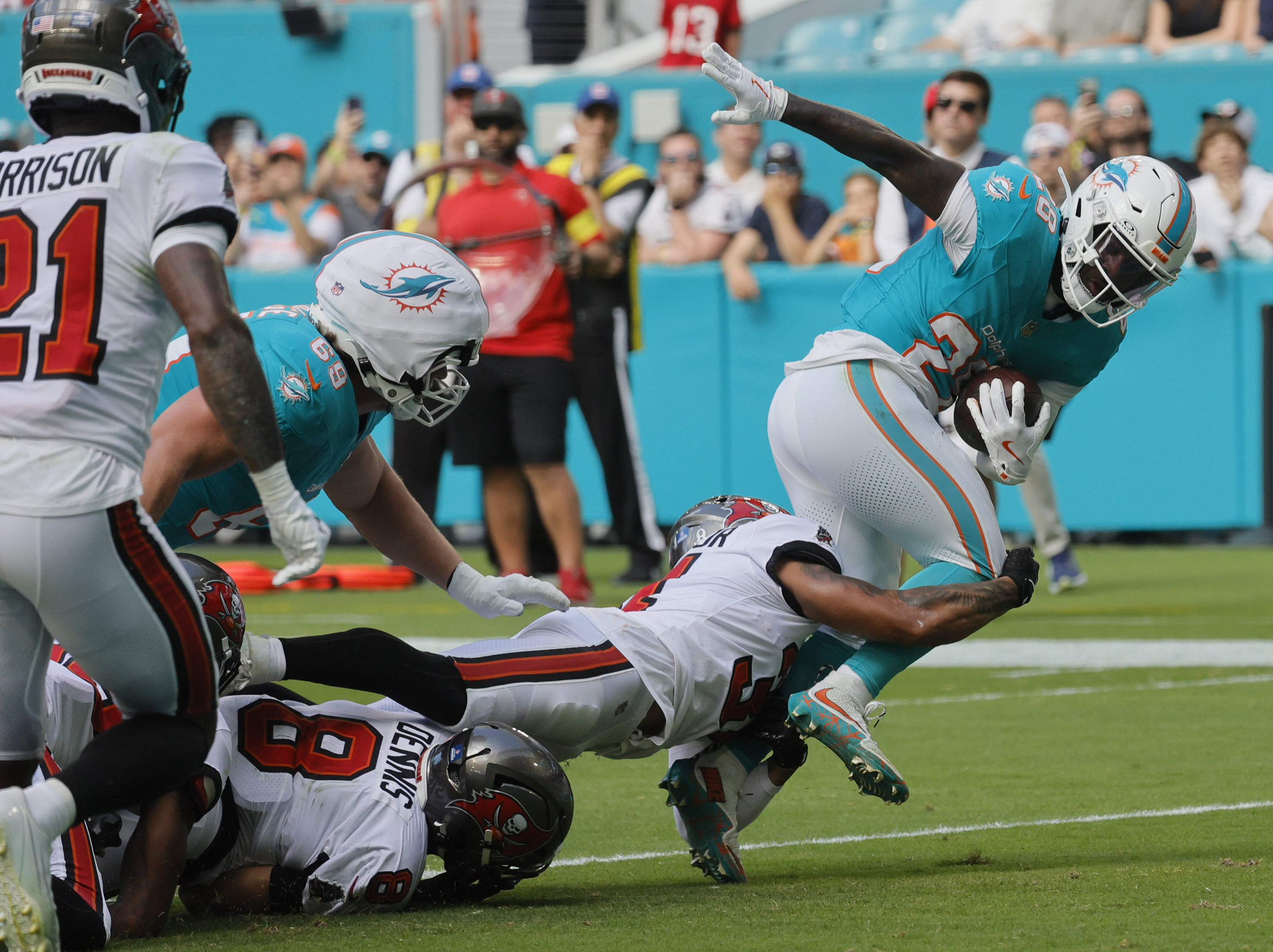 Miami Dolphins running back De'Von Achane (28) runs past the...