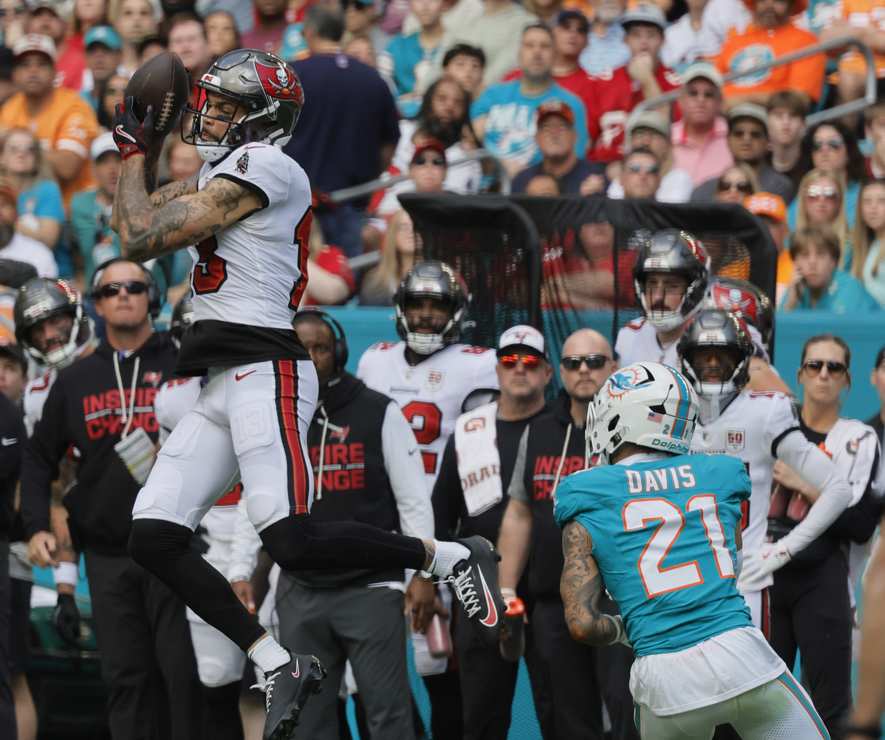 Tampa Bay Buccaneers wide receiver Mike Evans (13) catches a...