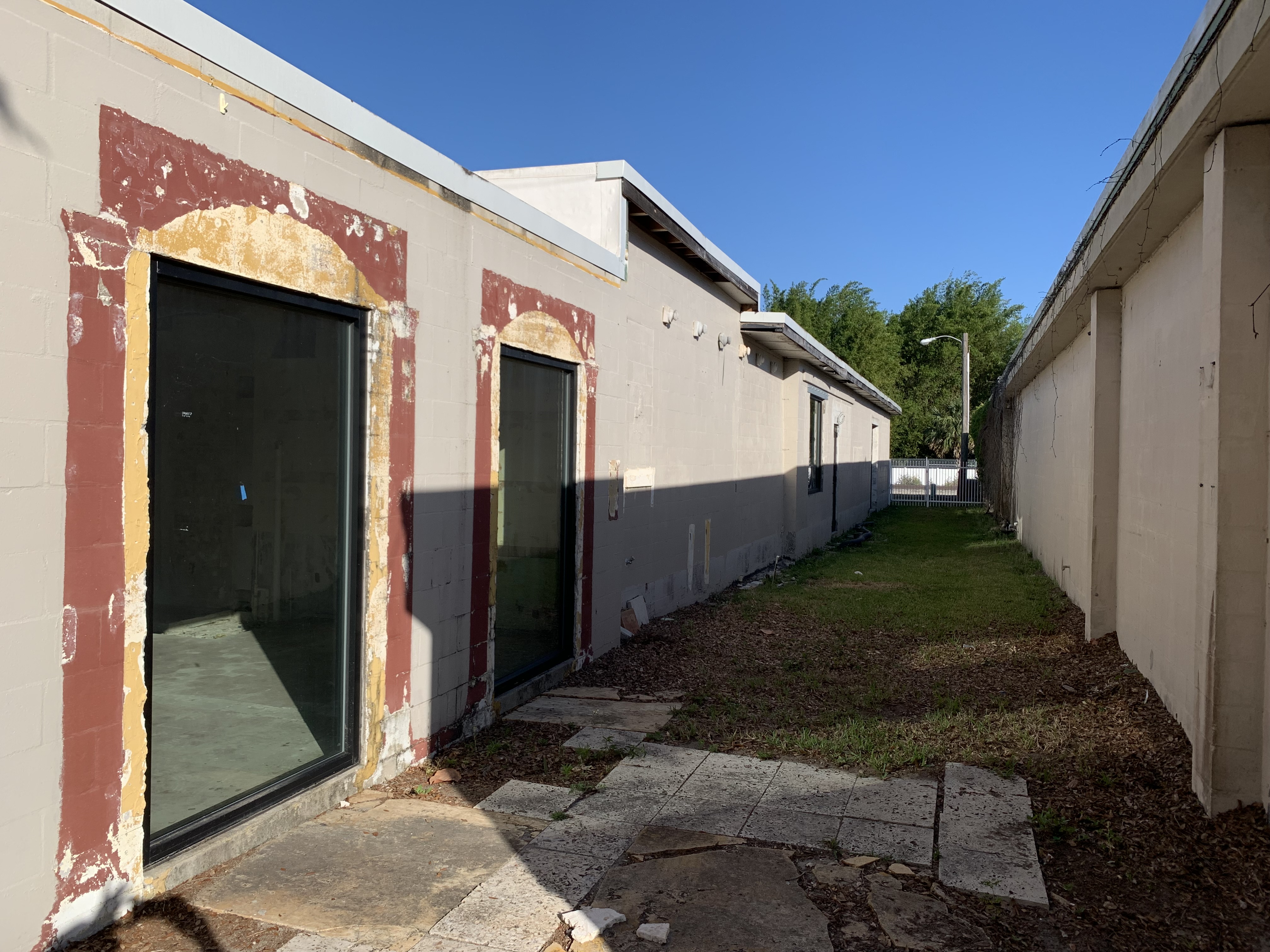 The side alley presented an opportunity to create a chic...