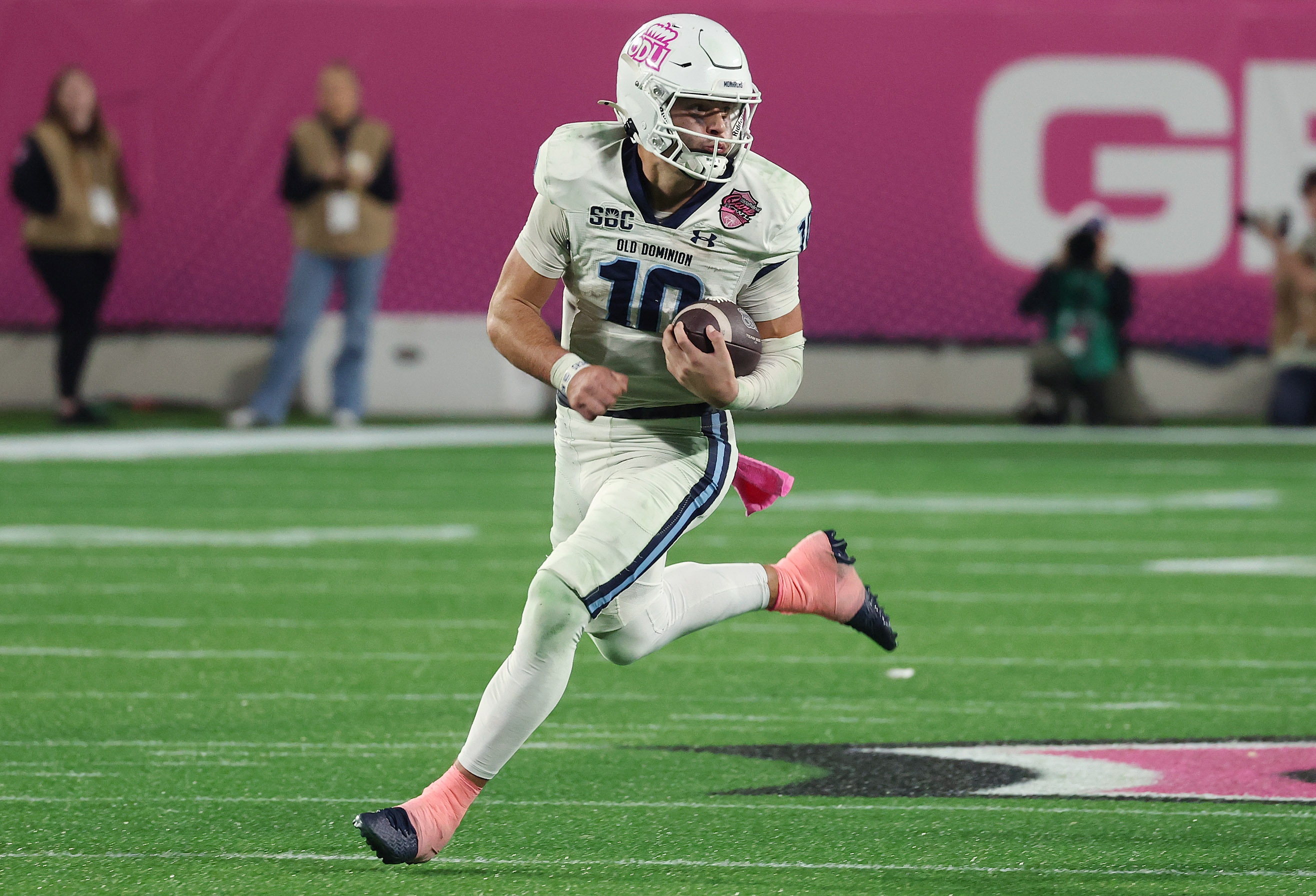 Old Dominion quarterback Quinn Henicle (10) runs untouched into the...