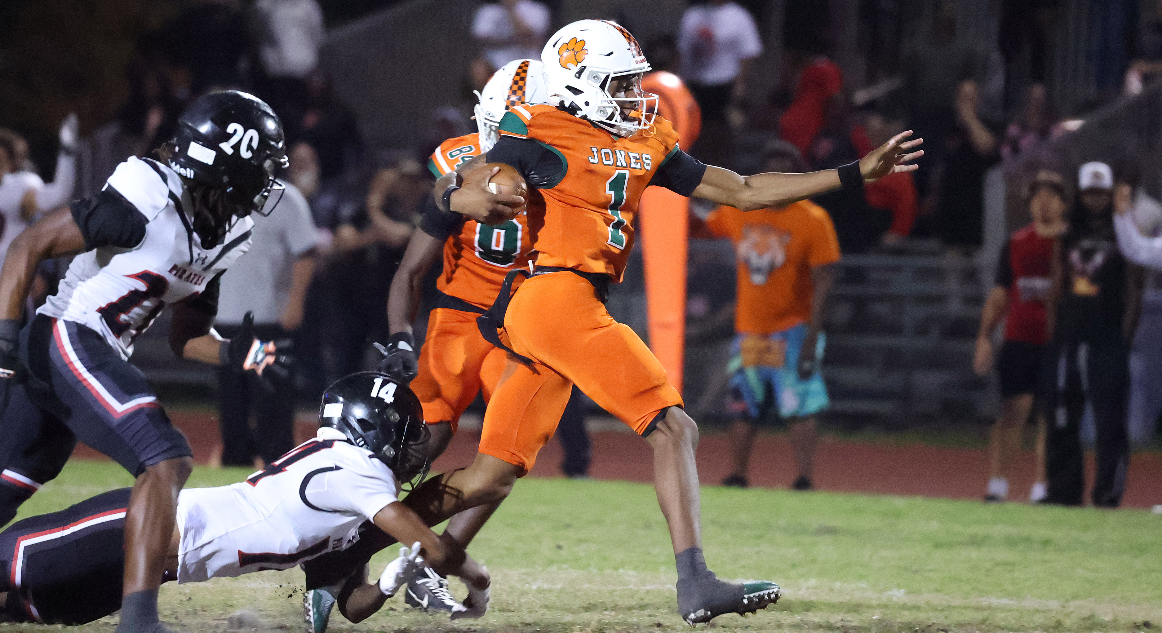 Jones High quarterback Dereon Coleman (1) scrambles during the Port...