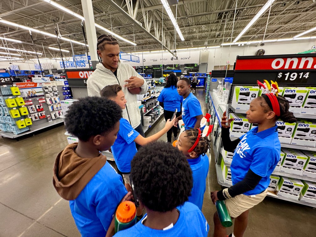 Orlando Magic's Banchero, da Silva spread holiday cheer